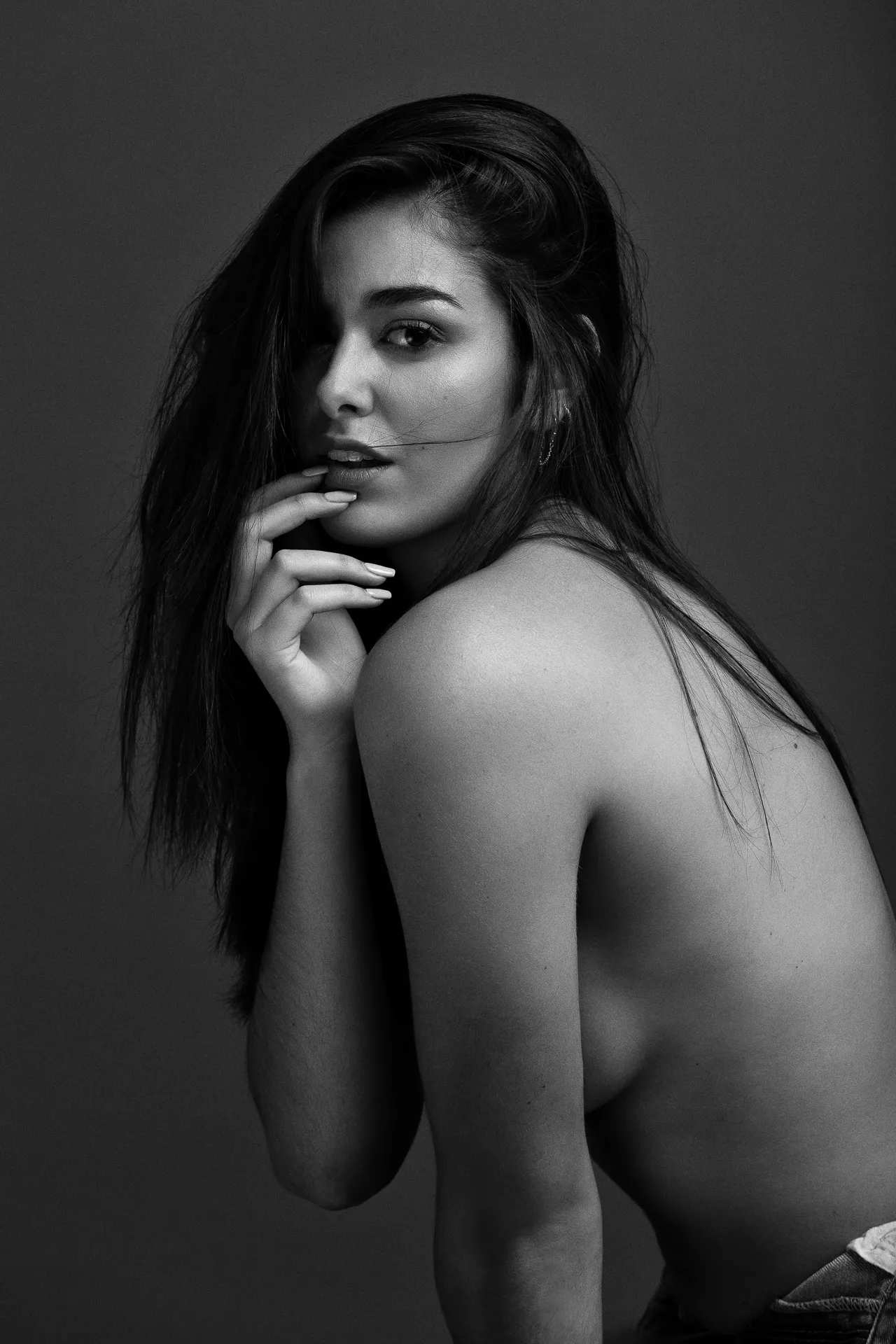 Fashion portrait dramatic side pose - agency test