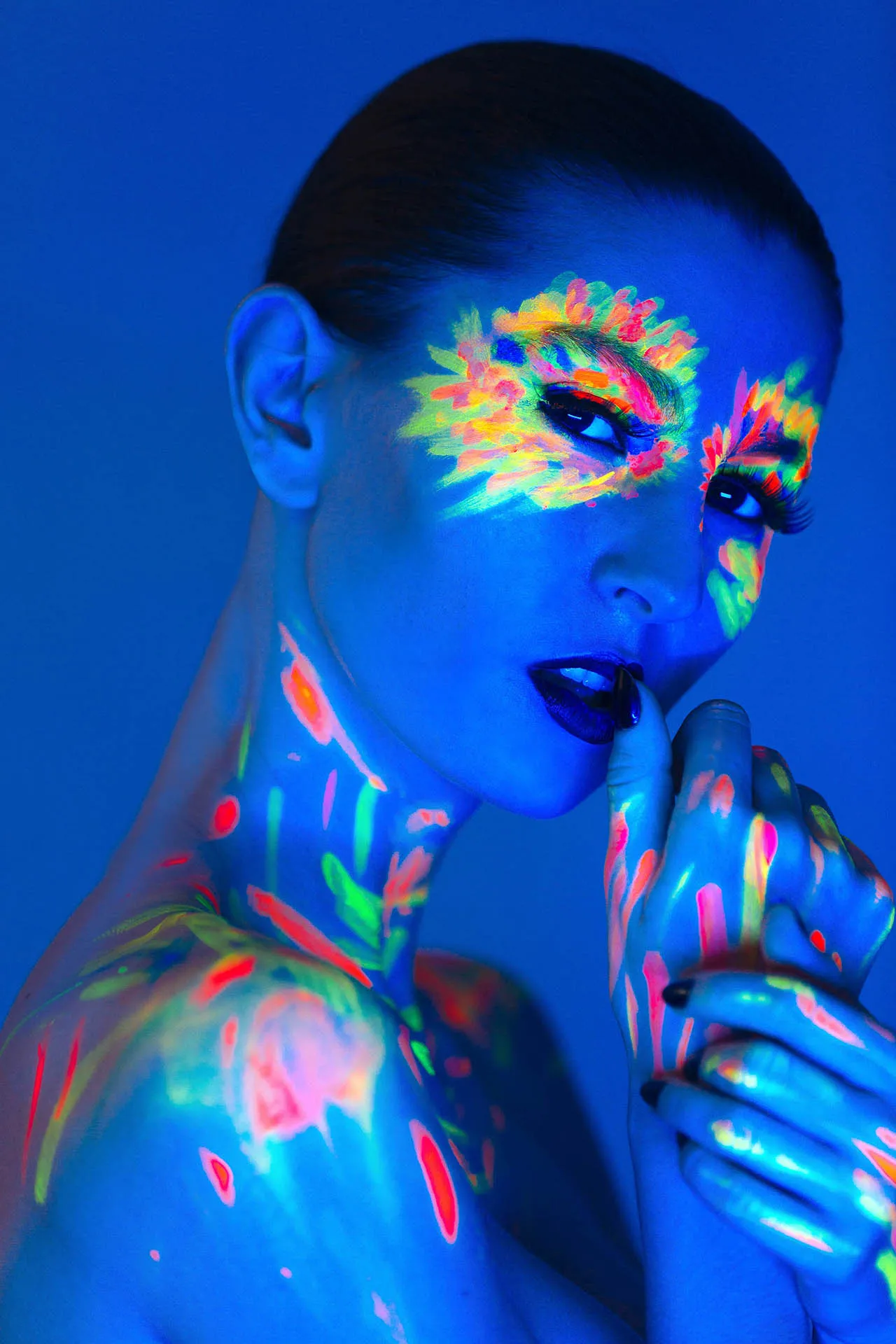 Beauty portrait bodypaint neon bluelaurent dubois photographie