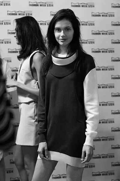 Model photocall black dress bw - fashion week 1