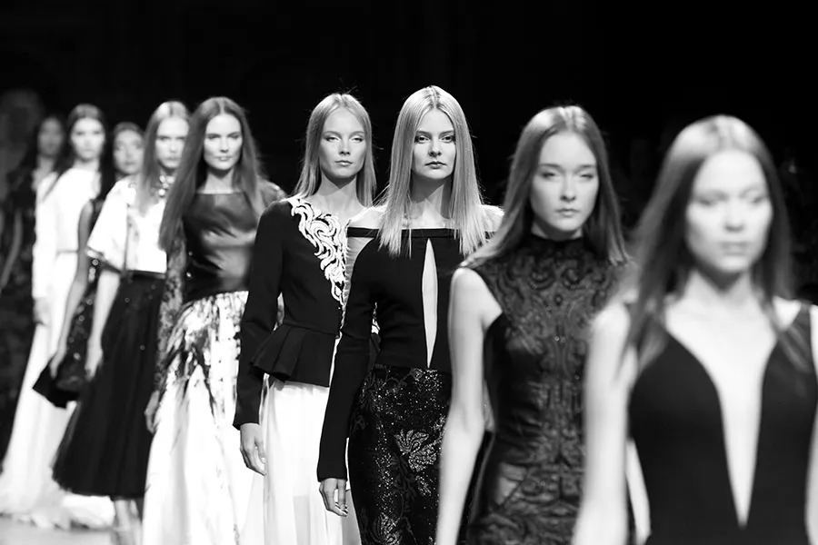 Models group backstage monochrome - fashion week 1