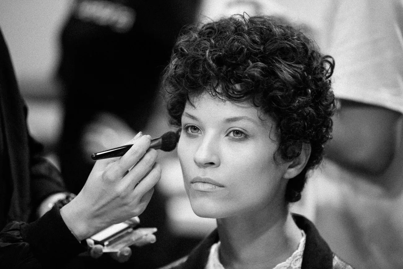Model curly hair makeup bw - fashion week 2