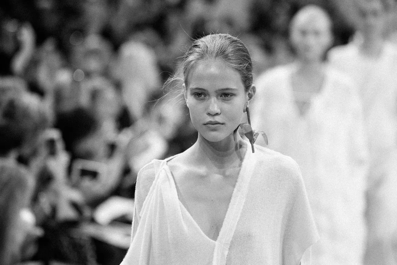 Model white shirt audience bw - fashion week 2