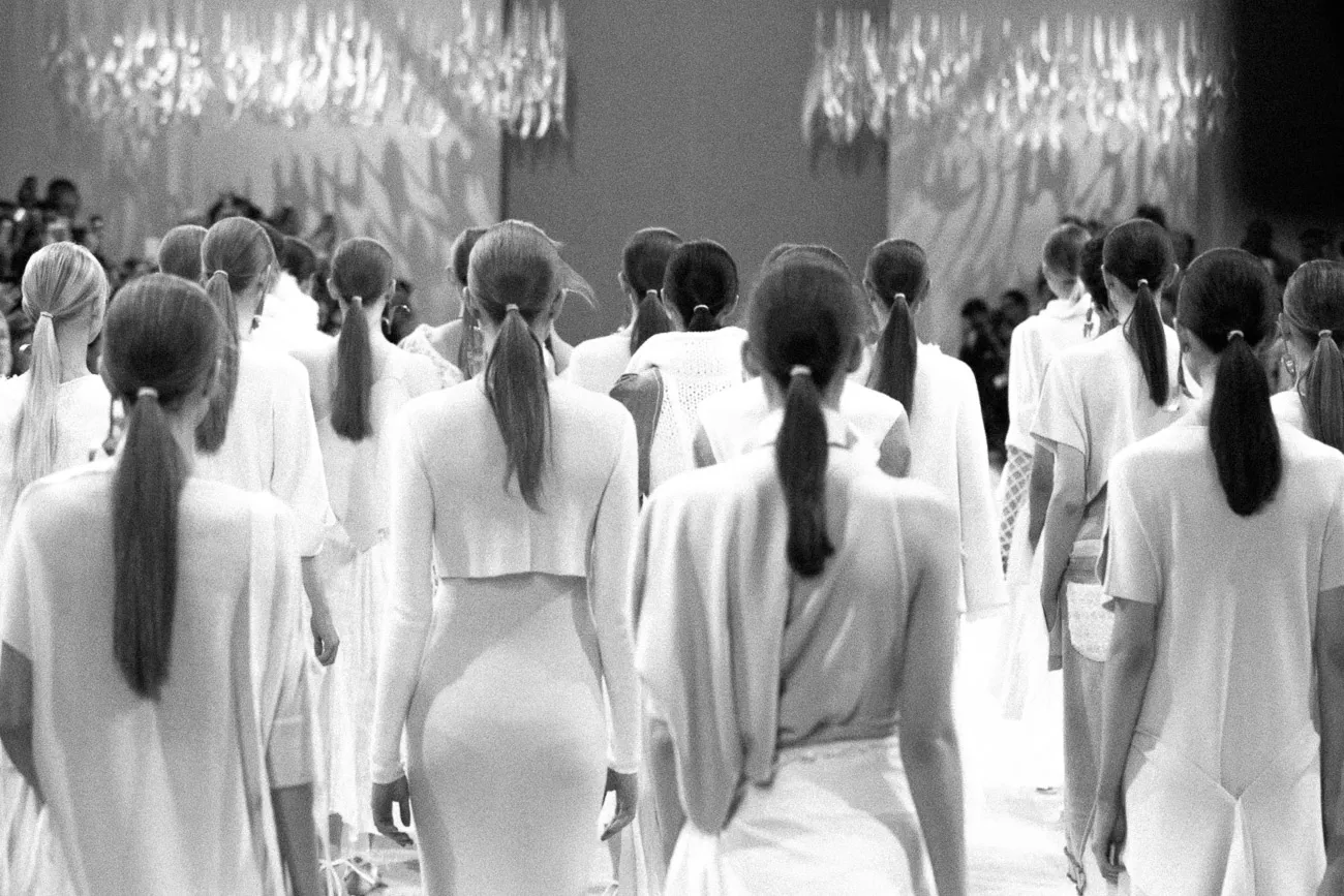 Models lineup finale white bw - fashion week 2